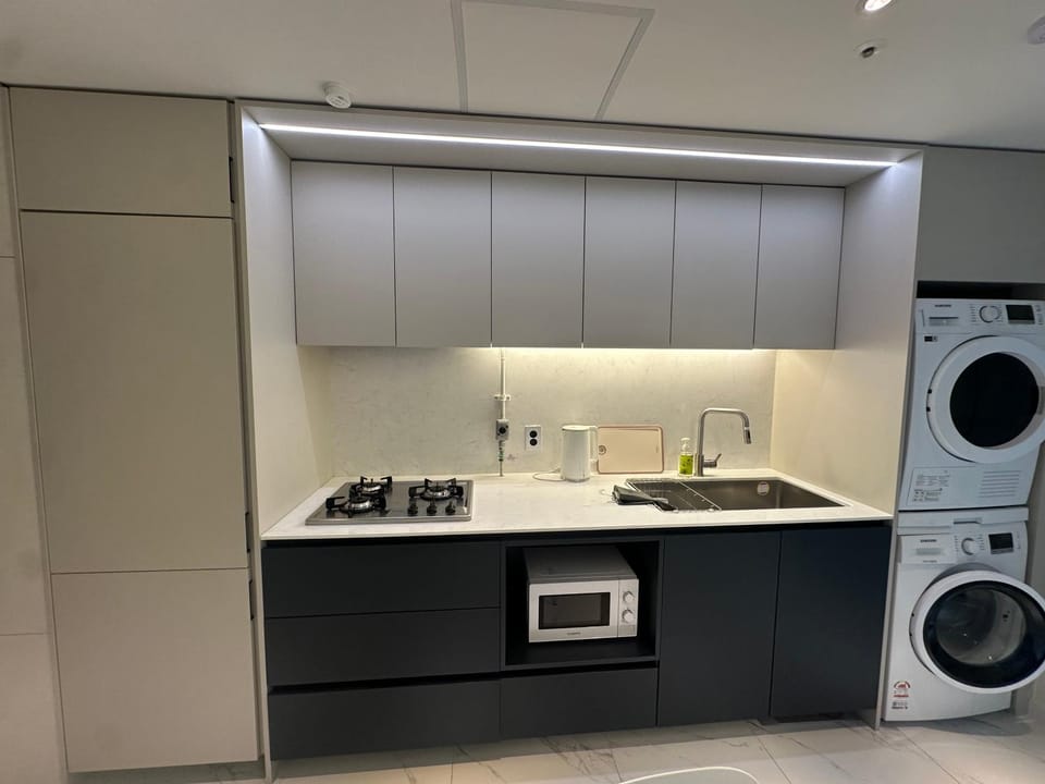 Kitchen or kitchenette, washing machine, dryer