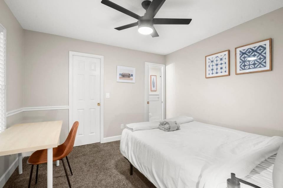 Bed, Photo of the whole room, Bedroom