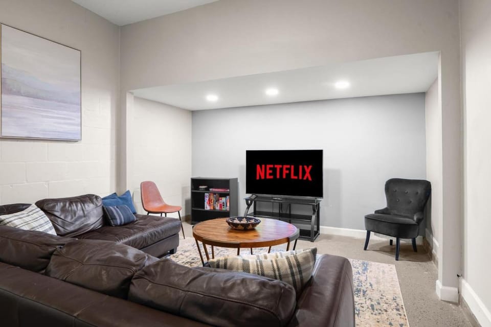 Communal lounge/ TV room, TV and multimedia, Living room, Seating area, Evening entertainment