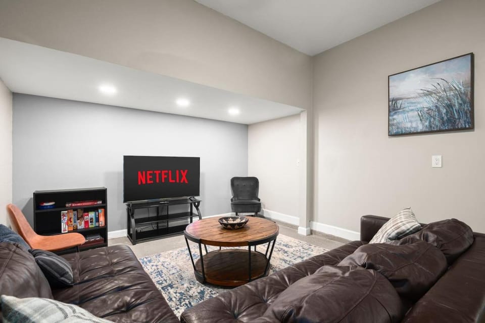 Communal lounge/ TV room, TV and multimedia, Living room, Seating area, Evening entertainment