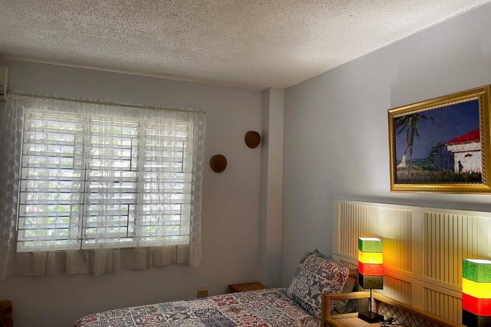 Bed, Bedroom, group of guests