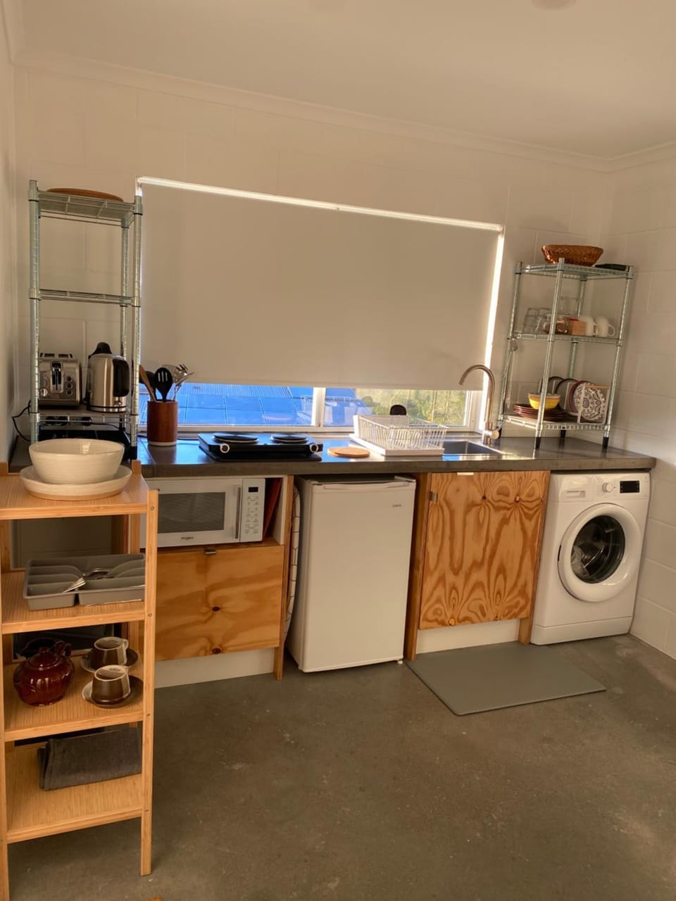 Kitchen or kitchenette, stove, washing machine