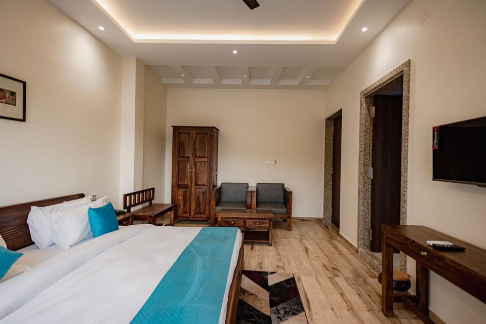 Communal lounge/ TV room, Bed, TV and multimedia, Photo of the whole room, Seating area, Evening entertainment, Bedroom, hair dresser