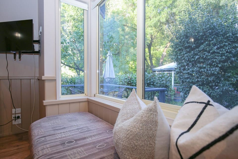 Garden, TV and multimedia, Living room, Seating area, Garden view, heating, air conditioner
