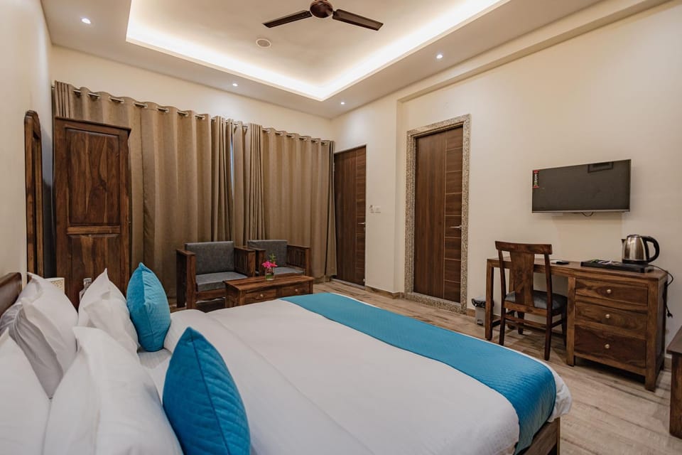 Communal lounge/ TV room, Bed, TV and multimedia, Living room, Photo of the whole room, Seating area, Evening entertainment, Bedroom
