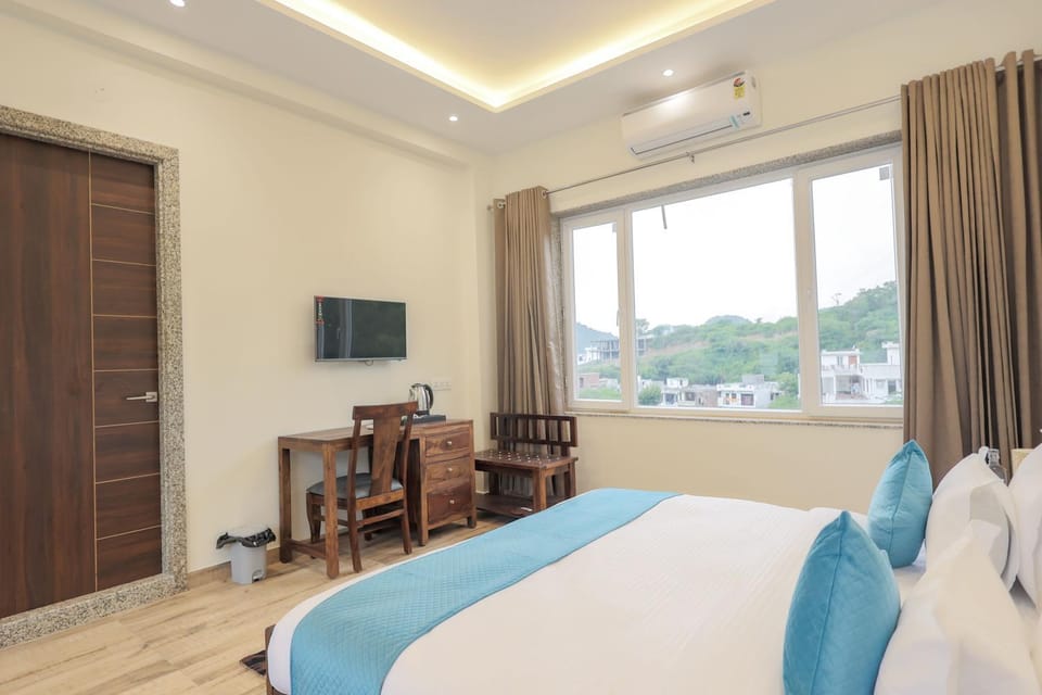 Communal lounge/ TV room, Bed, TV and multimedia, Living room, Photo of the whole room, Seating area, Evening entertainment, Bedroom, hair dresser