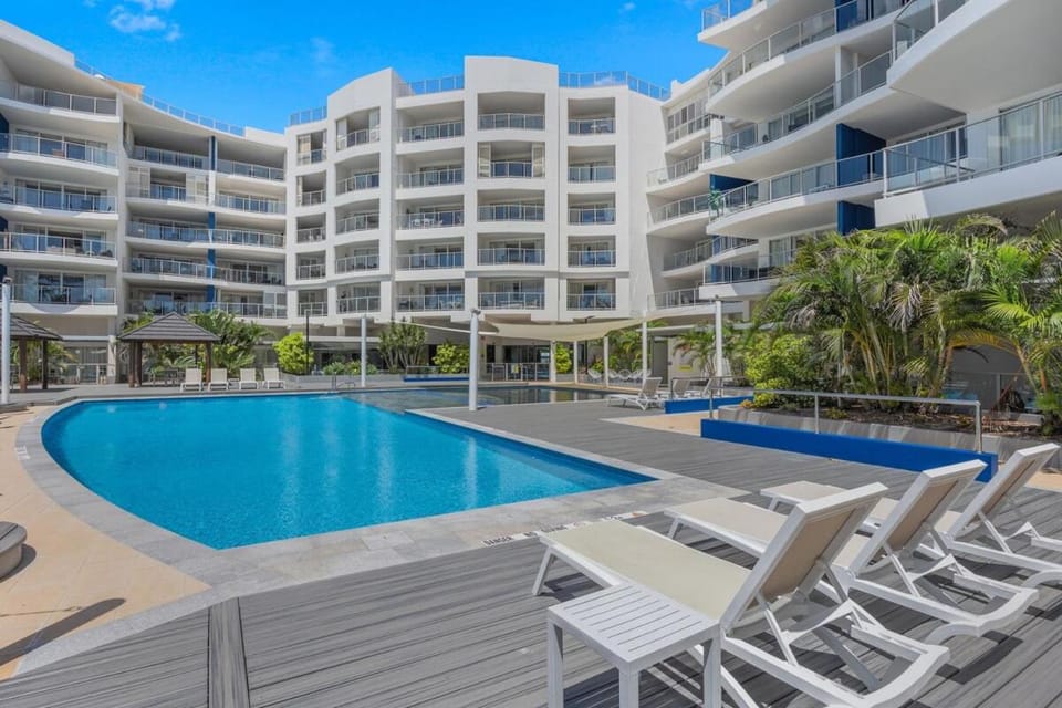 Amazing Water View Apartment Pool Gym Parking Apartment in Hervey Bay
