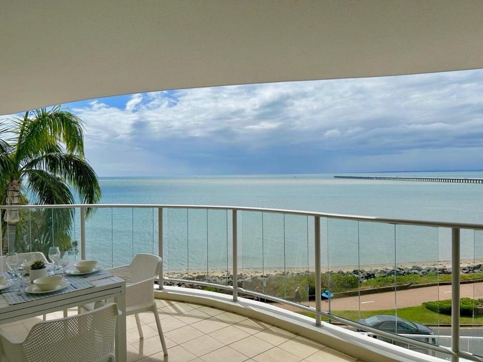 Amazing Water View Apartment Pool Gym Parking Apartment in Hervey Bay