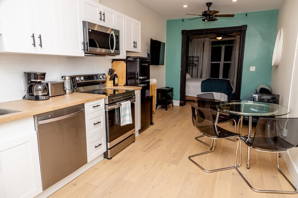 Kitchen or kitchenette, dishwasher