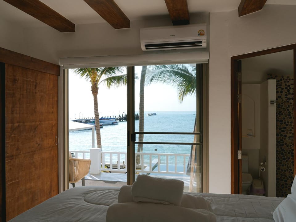 Mo's Beachfront Villa by S&P Villa Management House in Ko Samui