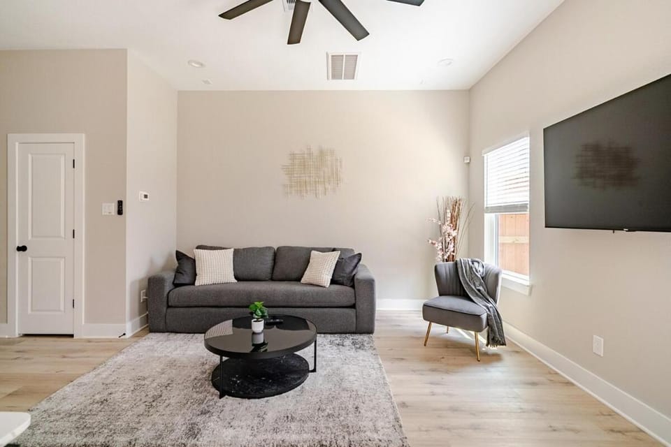 Modern Houston Retreat, Mins to DT & NRG Stadium, Fast Wi-Fi House in Houston