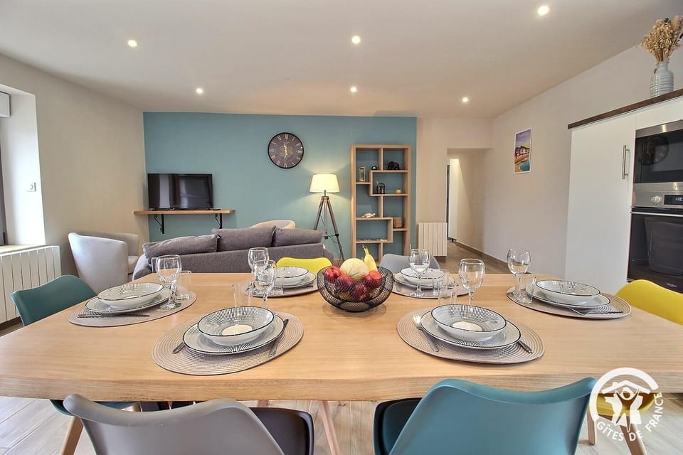 TV and multimedia, Living room, Dining area, Food