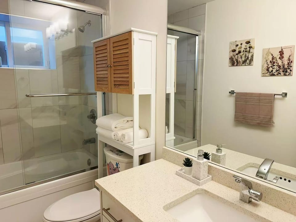 Shower, Toilet, Bathroom, towels