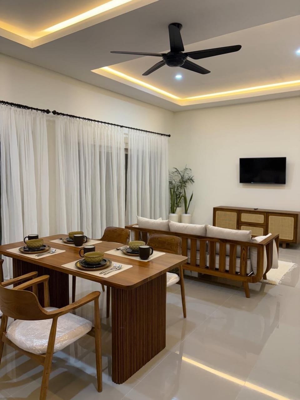 Communal lounge/ TV room, TV and multimedia, Living room, Seating area, Evening entertainment
