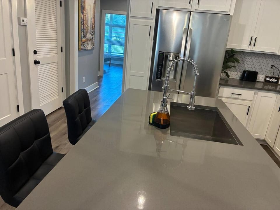 Modern Near Downtown Hospitals Greenville Stay Apartment in Greenville