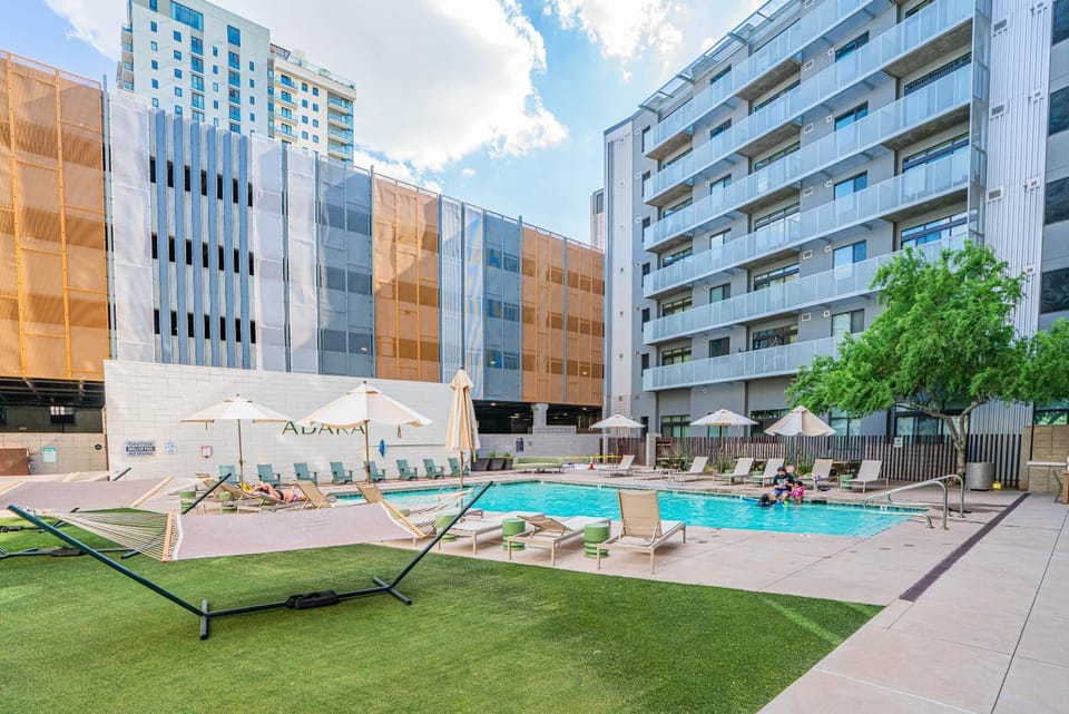CDT PHX Stay Pool Gym Balcony WD Parking Apartment in Phoenix