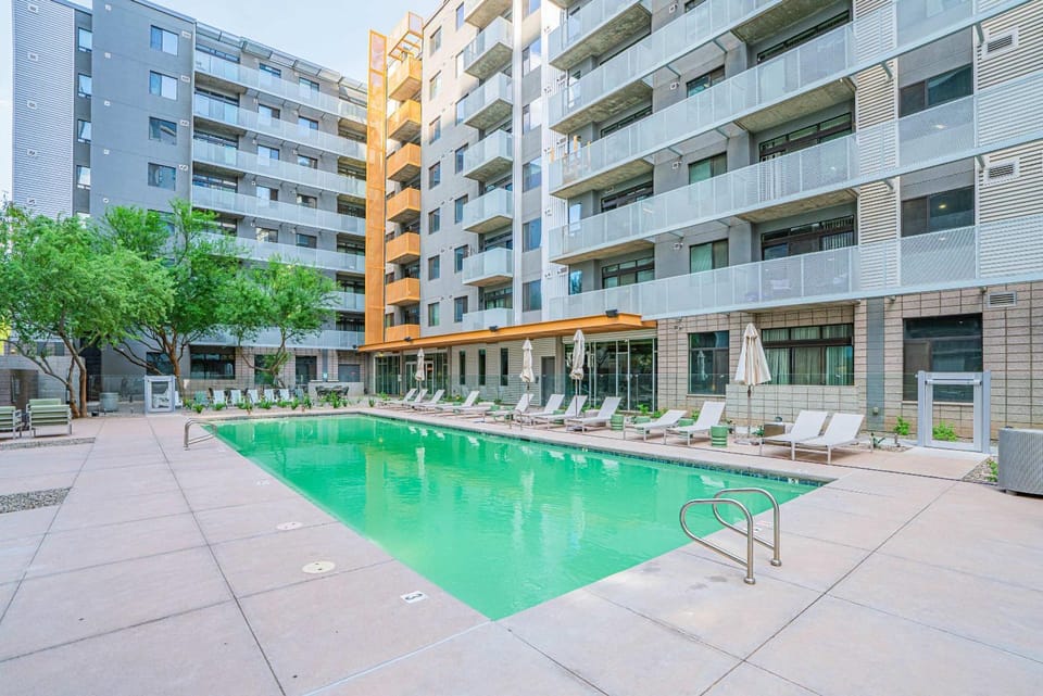 CDT PHX Stay Pool Gym Balcony WD Parking Apartment in Phoenix