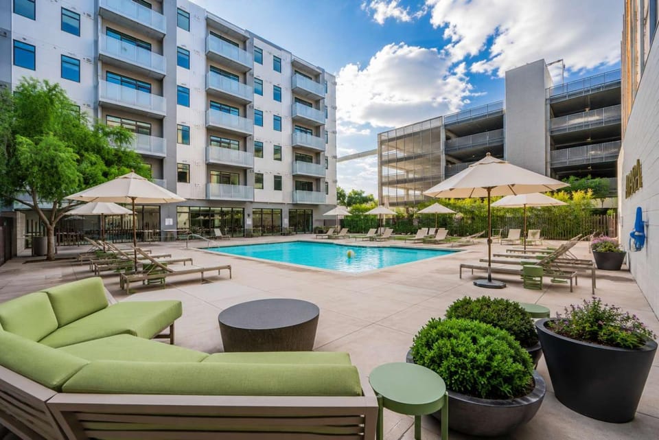 CDT PHX Stay Pool Gym Balcony WD Parking Apartment in Phoenix