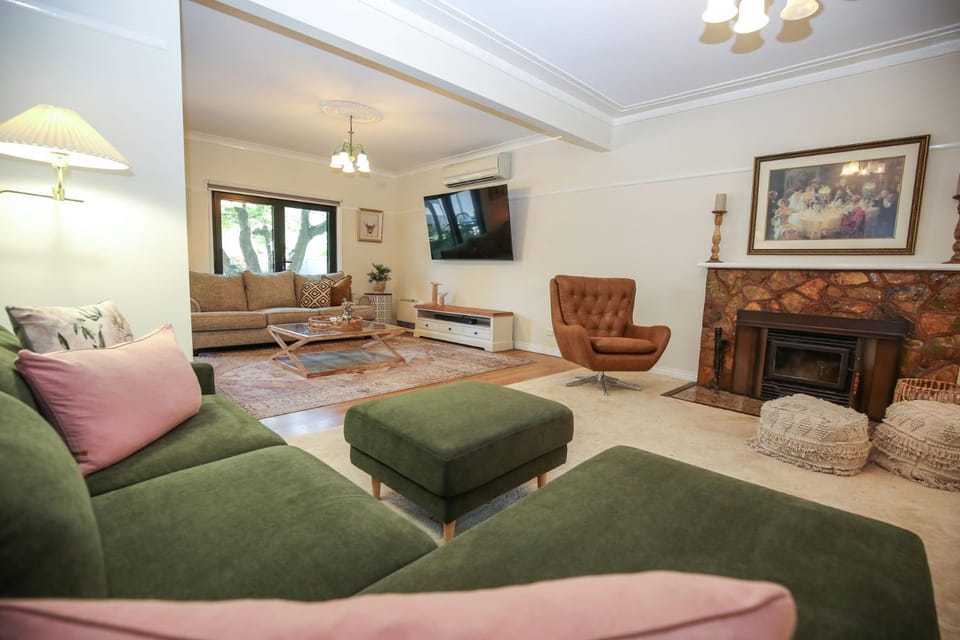 TV and multimedia, Living room, Seating area, fireplace, heating, pet friendly, air conditioner