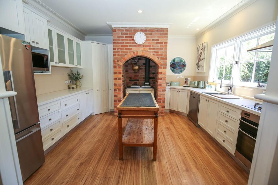 Coffee/tea facilities, Kitchen or kitchenette, dishwasher, microwave, oven, pet friendly, stove, toaster