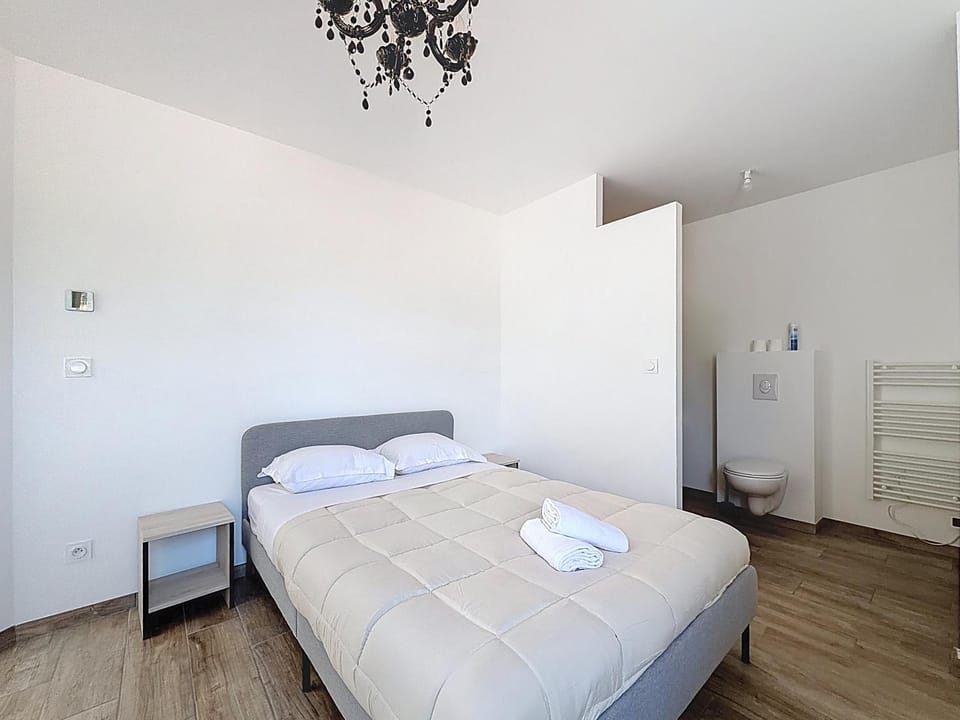 Maison proche Clermont et RIOM 4 Chambres et 4 SBD , Tout Climatisé avec Parking Gratuit Apartment in Riom