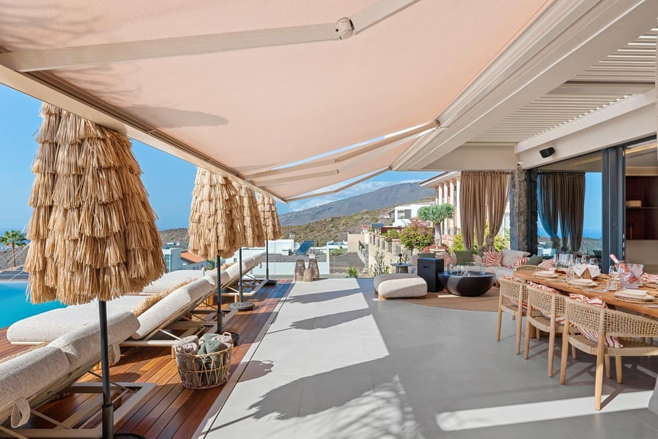 Restaurant/places to eat, View (from property/room), Balcony/Terrace, Seating area, Mountain view