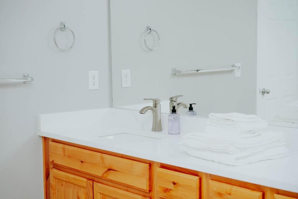 5040 Sqft l Sleeps 25 l Near Ski & Downtown SLC House in West Jordan