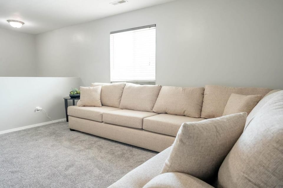 3240 Sqft Family-Friendly Retreat l Salt Lake Area House in West Jordan