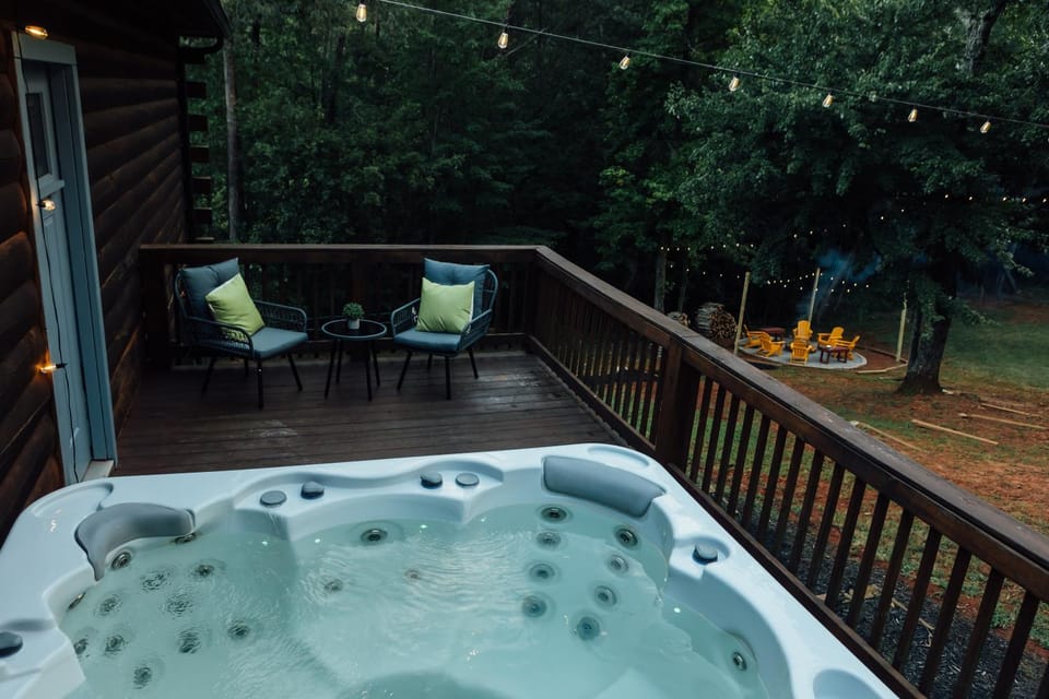 Luxe Lodge Escape - Hot Tub-Outdoor Movies-Game Room-Fire Pit Villa in Georgia