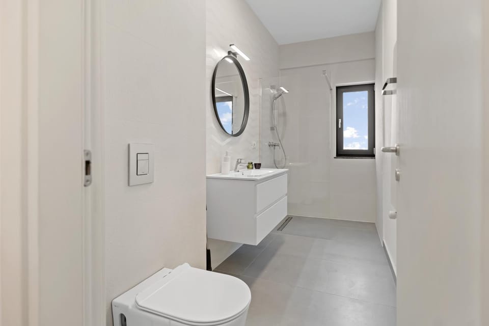 Stylish North Flat & Parking Apartment in Romania