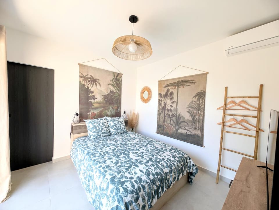 Bed, Photo of the whole room, Bedroom, air conditioner