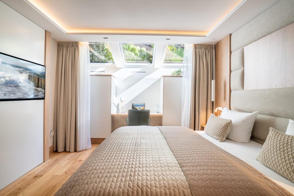Bed, TV and multimedia, Photo of the whole room, Seating area, Bedroom
