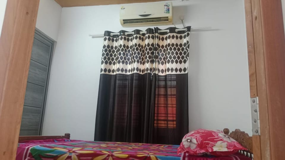 Bed, Photo of the whole room, Bedroom, air conditioner
