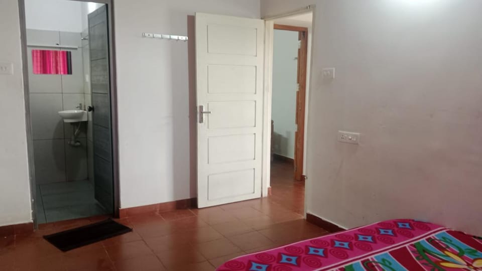 Shower, Bed, Bathroom, Photo of the whole room, Bedroom, wardrobe