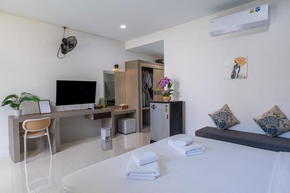 Bed, TV and multimedia, Bedroom