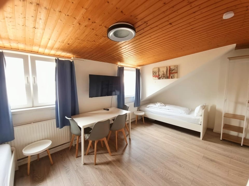 Bed, TV and multimedia, Photo of the whole room, Seating area, Bedroom