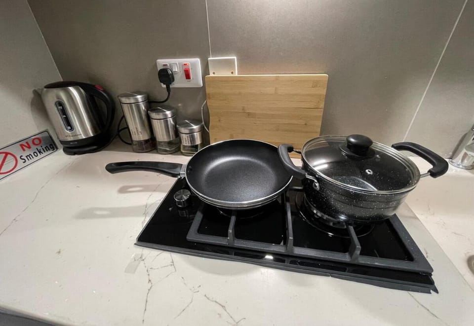 Coffee/tea facilities, Kitchen or kitchenette, stove
