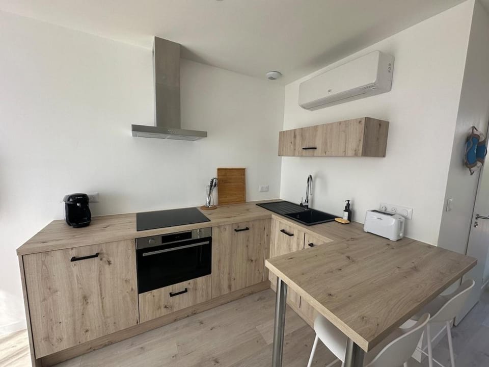 Kitchen or kitchenette, Dining area, stove