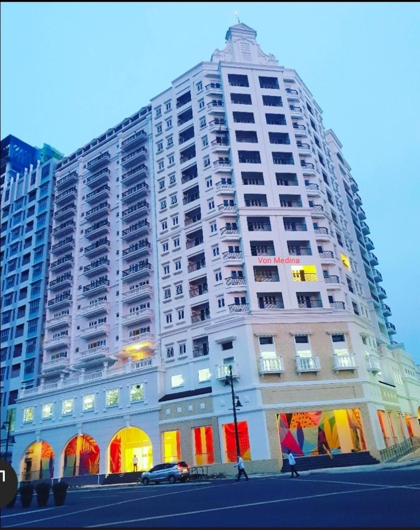 Lafayette Park Square with balcony facing pool view Apartment hotel in Iloilo City