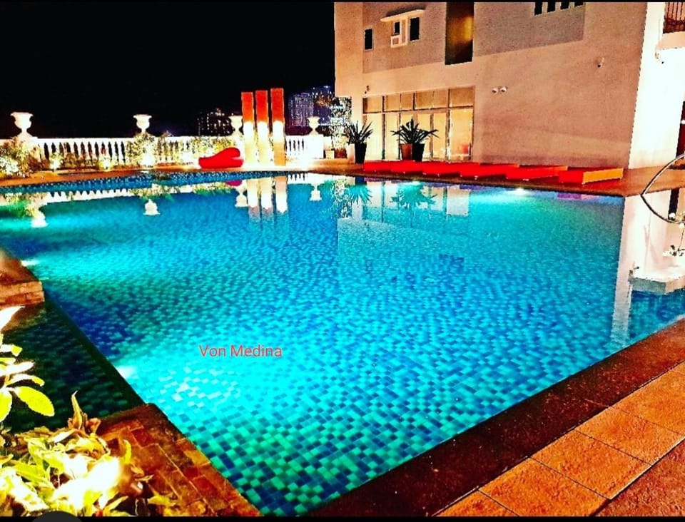 Lafayette Park Square with balcony facing pool view Apartment hotel in Iloilo City