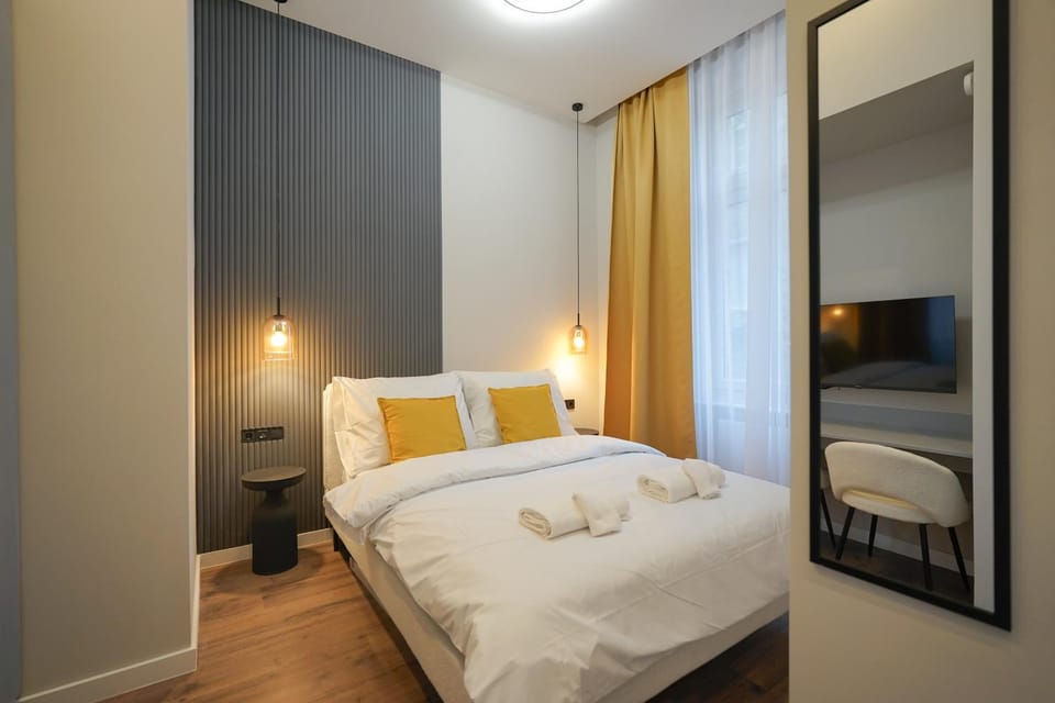 Bed, TV and multimedia, Photo of the whole room, Bedroom, towels