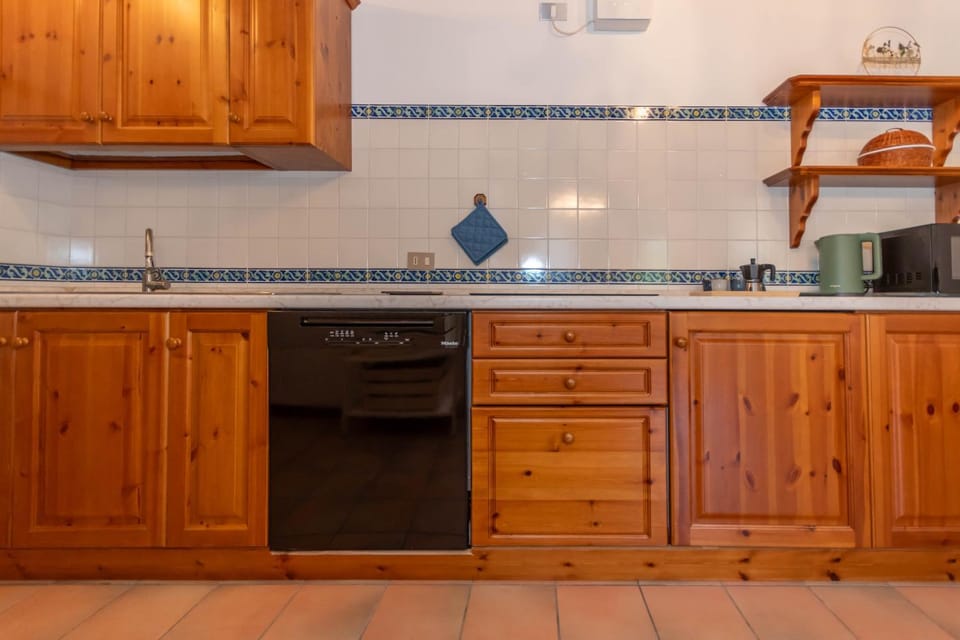 Kitchen or kitchenette, dishwasher, stove