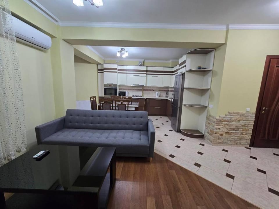 Bed, Living room, Photo of the whole room, Seating area, Dining area, air conditioner