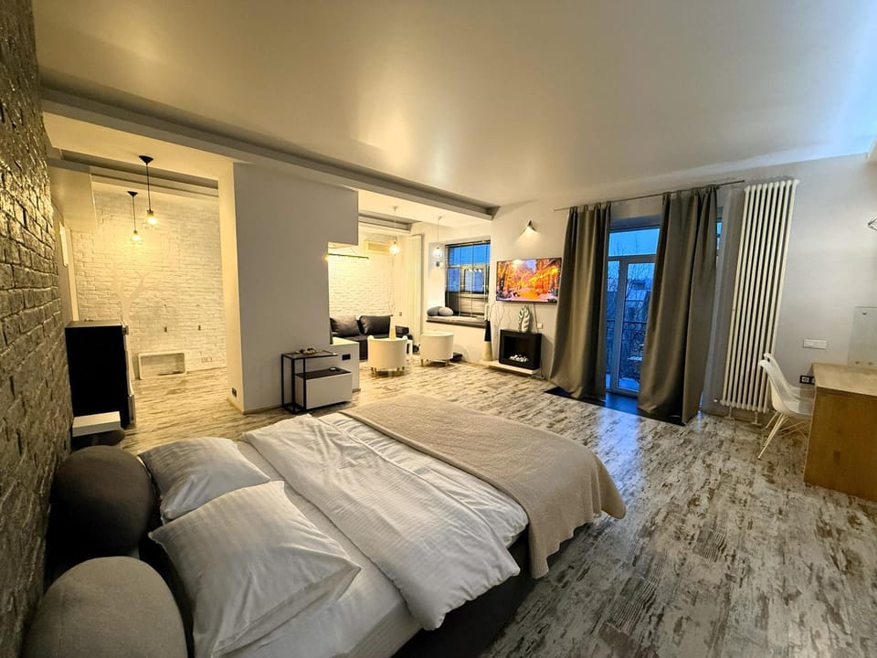Communal lounge/ TV room, Bed, TV and multimedia, Living room, Photo of the whole room, Seating area, Evening entertainment, Bedroom