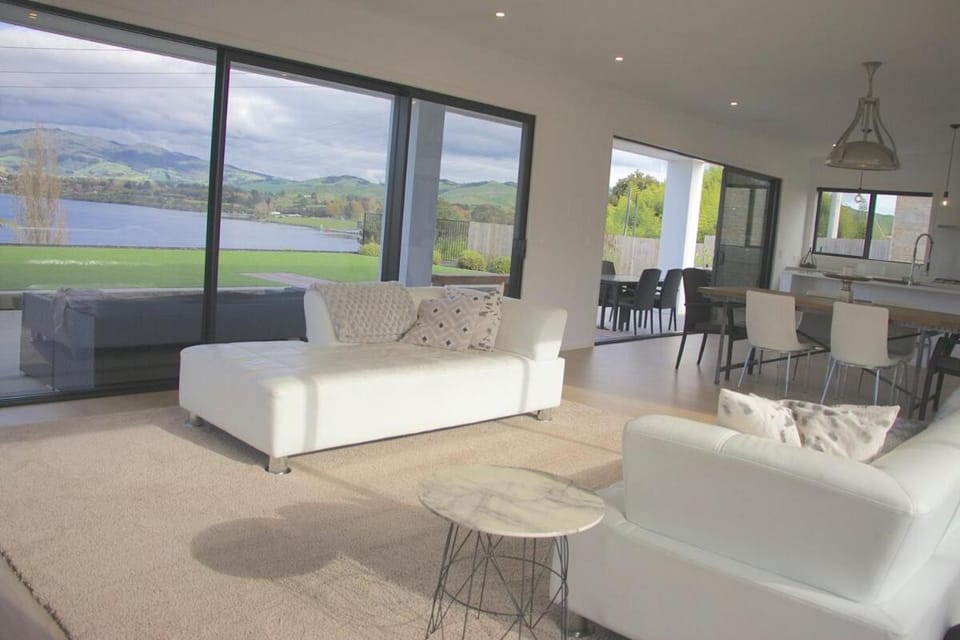 Karapiro Lakeside House in Cambridge