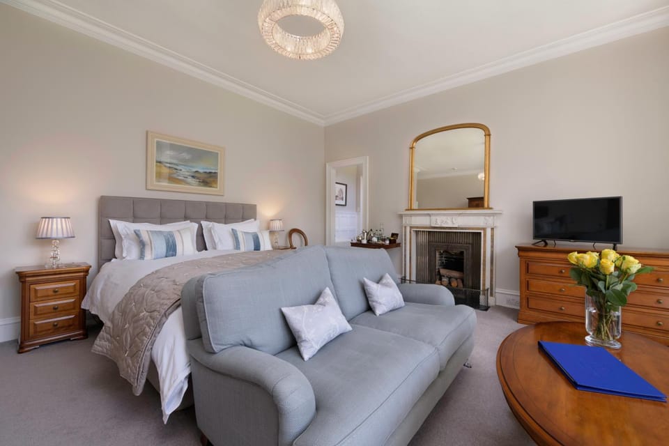 Photo of the whole room, Seating area, Bedroom