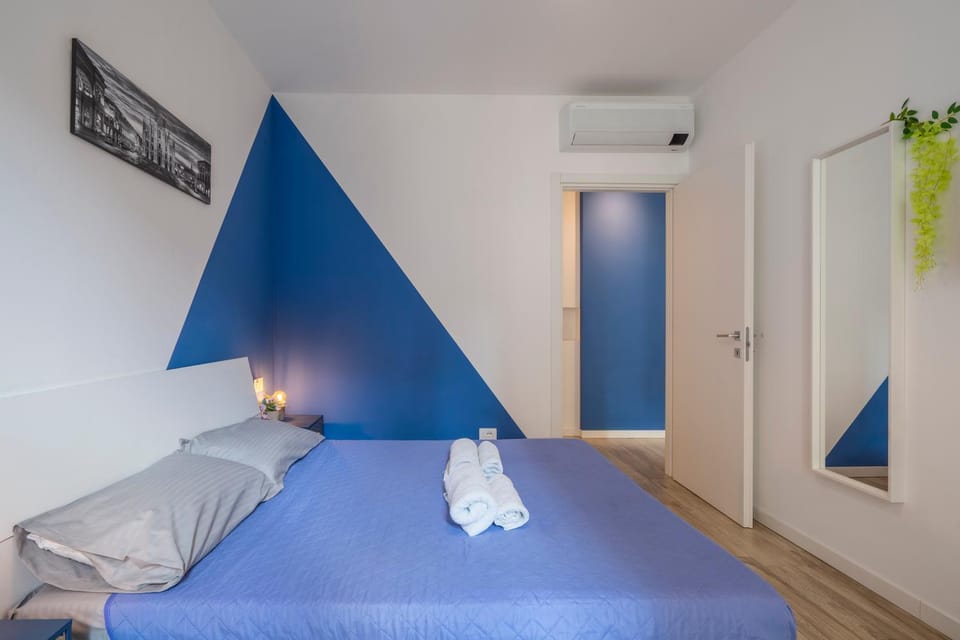 Photo of the whole room, air conditioner
