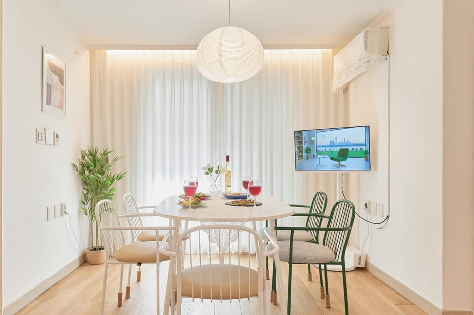 TV and multimedia, Living room, Seating area, Dining area, air conditioner