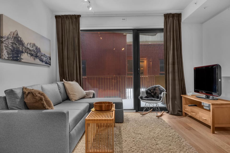 TV and multimedia, Living room, Seating area, Evening entertainment
