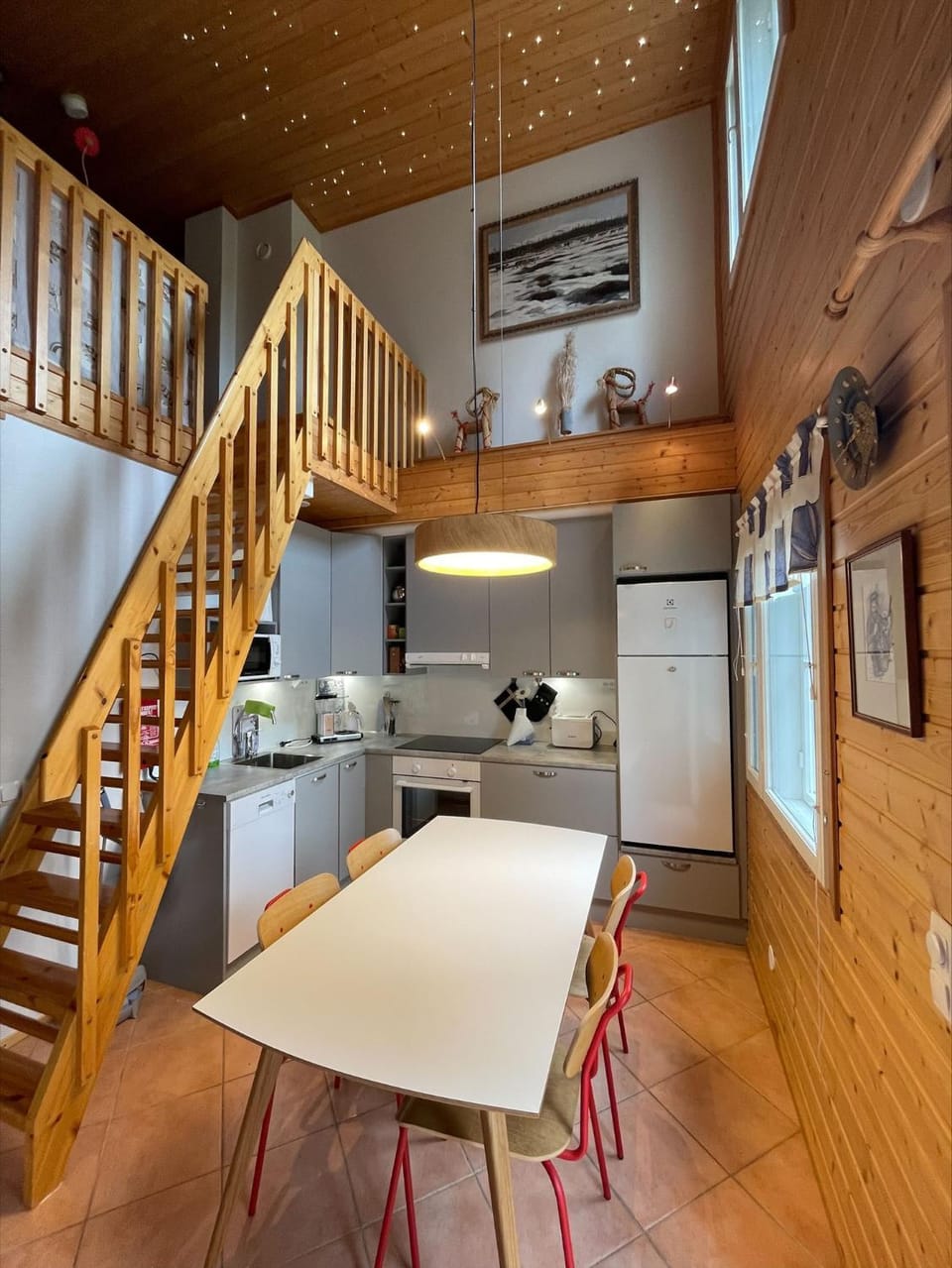 Kitchen or kitchenette, Dining area